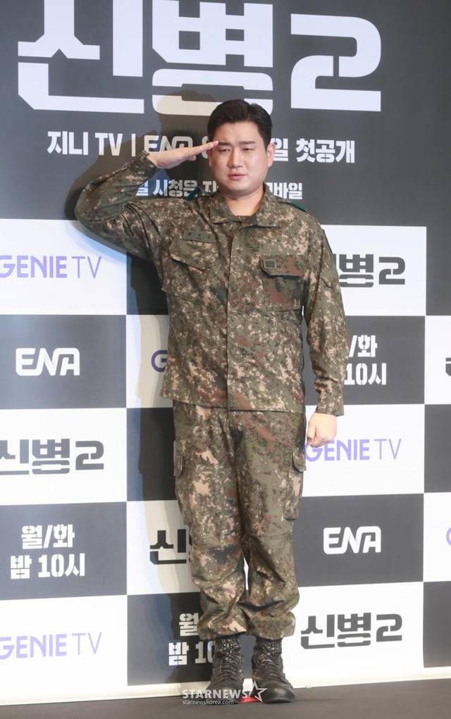 El actor Nam Tae-woo posó el 28 de por la tarde en The Saint, ubicado en el distrito Guro de Seúl, durante la conferencia de producción del nuevo drama de Genie TV 'Shinbyeong 2'. 'Shinbyeong 2', que narra la vida aún más exigente de Park Min-seok tras su ascenso a soldado raso, se emitirá por primera vez hoy (28). /foto=Lee Dong-hoon