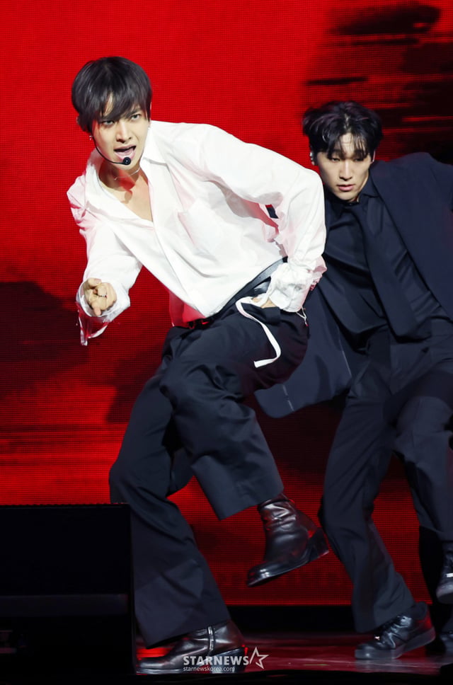 가수 에반이 7일 오후 서울 동대문구 경희대학교 평화의 전당에서 진행된 미니 1집 ‘DEATH OF ME’ 발매기념 쇼케이스에서 신곡을 선보이고 있다. ‘DEATH OF ME’는 여러 갈래로 얽힌 감정의 고삐를 붙잡고 앞으로 나아가겠다는 다짐을 담은 앨범이다. /2026.09.07 /사진=이동훈 photoguy@