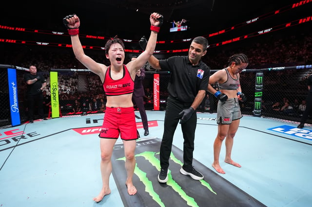 박보현(왼쪽)이 승리 후 포효하고 있다. /사진=UFC 제공