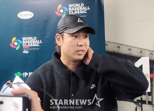 Lin Rui-liang is being interviewed in the mixed zone after finishing a World Baseball Classic game on March 7. /Photo=Reporter Park Soo-jin