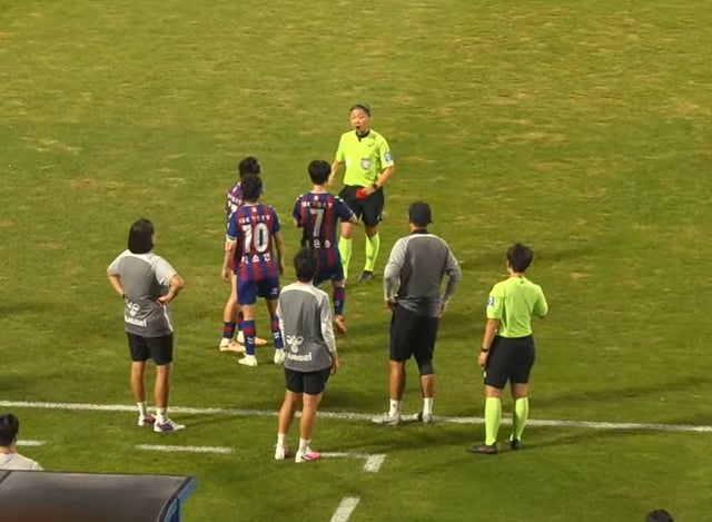 During the WK League match between Suwon FC Women and Seoul City Hall held at Suwon Sports Complex last month, Suwon FC Women's Ji So-yun (No. 10), who heard the sexual harassment remark, became angry and threw a water bottle, while referee Bae Seon-young approached with a red card in her pocket. However, Referee Bae only took out the red card from her pocket and did not directly show it to Ji So-yun. /Photo=Korea Women's Football Association YouTube video capture