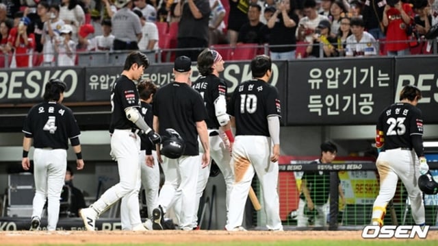 KT選手たちが6日、光州KIA戦でスイープ負けを喫した後、観衆に挨拶してダッグアウトに入っている。 /写真=OSEN