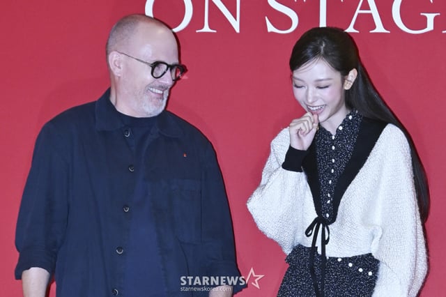 뉴진스 해린(오른쪽)이 7일 서울 송파구 롯데백화점 잠실점 에비뉴엘에서 열린 디올 뷰티 '루즈 디올 온스테이지 컬렉션' 팝업 스토어 포토콜에서 피터 필립스 디올 메이크업 크리에이티브&이미지 디렉터와 대화를 하고 있다. /사진=조현호 기자 /사진=조현호