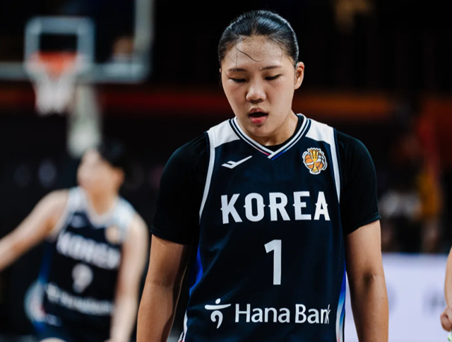 고개 숙인 한국 여자농구 대표팀의 에이스 박지현. /사진=FIBA
