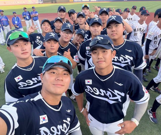 야구 U-18 국가대표팀 선수단이 7일 대만 타이베이 티엔무 구장에서 열린 아시아청소년선수권대회 개막식을 앞두고 기념사진을 촬영하고 있다. /사진=대한야구소프트볼협회 제공