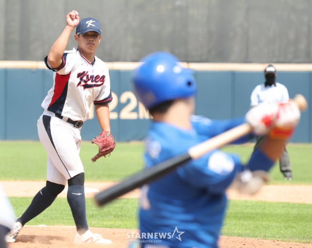 제14회 아시아청소년야구선수권대회에 참가하는 U-18 대표팀이 4일 부산 기장군 기장현대차드림볼파크에서 동의대와 최종 평가전을 가졌다. 대표팀 엄준상(덕수고)이 8회 구원 등판, 역투하고 있다. /사진=김진경 kim.jinkyung@