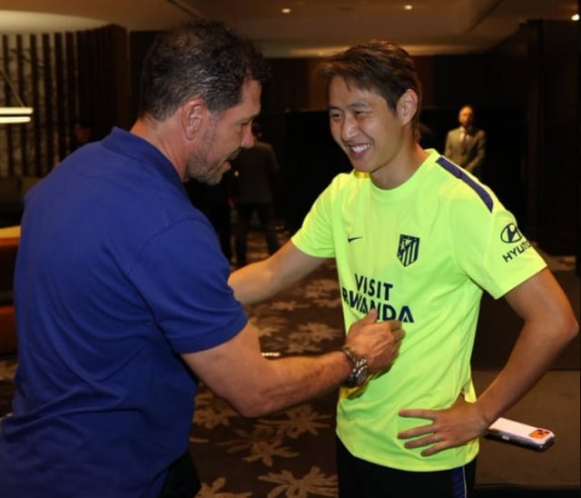 Diego Simeone (left) and Lee Kang-in are seen having a conversation. /Photo=Atletico Madrid official SNS screenshot