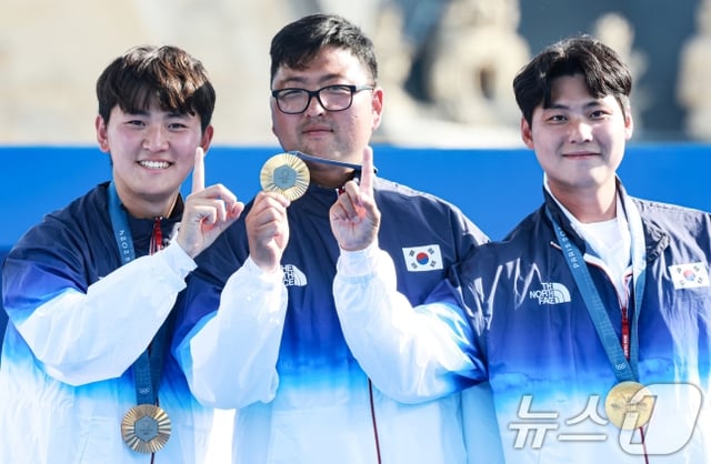 대한민국 남자 양궁 리커브 대표팀이 프랑스 파리 앵발리드에서 열린 2024 파리올림픽 양궁 남자 단체전 시상식에서 금메달로 101번째 금메달 세리머니를 하고 있다. /사진=뉴스1 제공