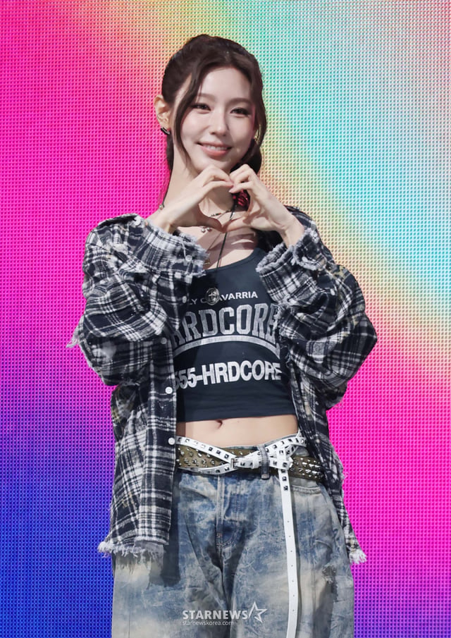 걸그룹 아이들(i-dle) 미연이 6일 오후 서울 광진구 예스24라이브홀에서 진행된 미니 9집 'We made' 발매기념 쇼케이스에서 포즈를 취하고 있다. 이번 앨범에는 타이틀곡 'Gimme Dat Love'를 필두로 선공개곡 'Mono (Feat. skaiwater)', 'Crow', 'Morning', 'Love Is Pain'을 비롯해, CD 온리 트랙으로 'Mono (Feat. skaiwater)'의 모노 버전도 함께 수록됐다. /2026.07.06 /사진=이동훈 photoguy@