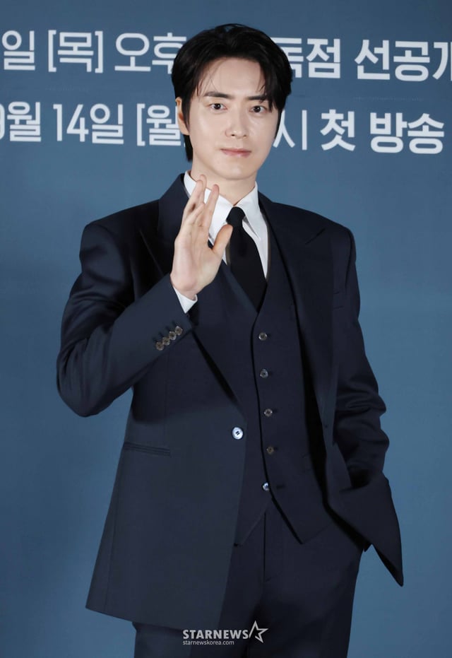 배우 이준혁이 8일 오전 서울 CGV용산아이파크몰에서 진행된 티빙 오리지널 시리즈 '로또1등도 출근합니다' 제작발표회에 참석해 포즈를 취하고 있다. 위아래로 치이며 하루하루를 버티던 팀장 ‘공은태’가 로또 1등에 당첨된 후 사직서 대신 당첨금 13억을 품고 이전과는 다른 마음가짐으로 출근하는 K-직장인 오피스 드라마 '로또1등도 출근합니다'는 오는 10일 공개된다. /2026.09.08 /사진=이동훈 photoguy@