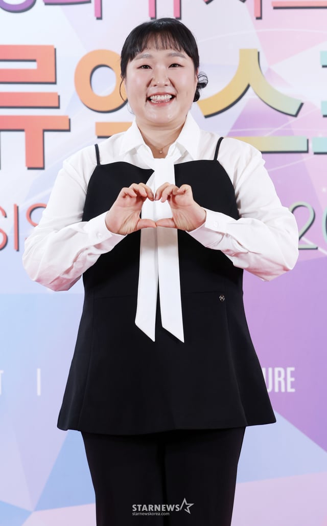 개그우먼 이수지가 28일 서울 중구 롯데호텔에서 진행된 '제8회 뉴시스 한류엑스포' 레드카펫 행사에 참석해 포즈를 취하고 있다. /2026.08.28 /사진=김휘선 hwijpg@
