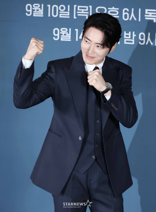 배우 이준혁이 8일 오전 서울 CGV용산아이파크몰에서 진행된 티빙 오리지널 시리즈 '로또1등도 출근합니다' 제작발표회에 참석해 포즈를 취하고 있다.  위아래로 치이며 하루하루를 버티던 팀장 ‘공은태’가 로또 1등에 당첨된 후 사직서 대신 당첨금 13억을 품고 이전과는 다른 마음가짐으로 출근하는 K-직장인 오피스 드라마 '로또1등도 출근합니다'는 오는 10일 공개된다. /2026.09.08 /사진=이동훈 photoguy@