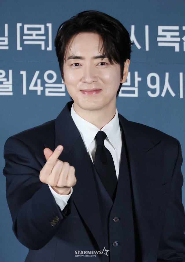 배우 이준혁이 8일 오전 서울 CGV용산아이파크몰에서 진행된 티빙 오리지널 시리즈 '로또1등도 출근합니다' 제작발표회에 참석해 포즈를 취하고 있다.  위아래로 치이며 하루하루를 버티던 팀장 ‘공은태’가 로또 1등에 당첨된 후 사직서 대신 당첨금 13억을 품고 이전과는 다른 마음가짐으로 출근하는 K-직장인 오피스 드라마 '로또1등도 출근합니다'는 오는 10일 공개된다. /2026.09.08 /사진=이동훈 photoguy@