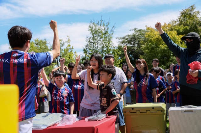 Jugadores y aficionados de SuwonFC durante el plogging. /Foto=SuwonFC