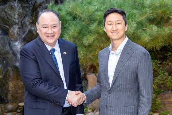 HD현대 정기선 회장과 길베르토 테오도로 주니어 필리핀 국방장관이 만나 기념사진을 촬영하고 있다/사진제공=HD현대