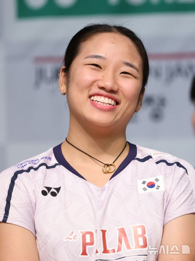 안세영이 8일 충북 진천 국가대표 선수촌에서 열린 2026 아이치·나고야 아시안게임 대한배드민턴협회 미디어데이에서 취재진 질문에 답변하던 도중 웃음을 터트리고 있다. /사진=뉴시스