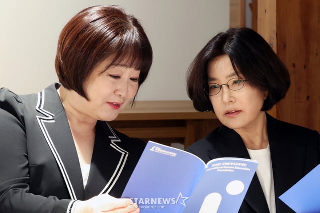 [Seúl=NEWSIS] La periodista Park Jin-hee = La presentadora Lee Geum-hee, autora de la letra de la canción en hangul "Juntos tú y yo", y la cantante Lee Sun-hee, compositora e intérprete, celebraron el 8 en la Fundación Internacional de Educación del Coreano (Hangeul) en Jongno-gu, Seúl, una sesión informativa para los medios sobre el videoclip de la canción coreana "Juntos tú y yo", creada para que cualquier estudiante de clases de coreano en el extranjero pueda cantarla fácilmente y con diversión en conmemoración del centenario de la creación del Día del Hangul en 2026. 2026.09.08. pak7130@newsis.com /foto=Park Jin-hee