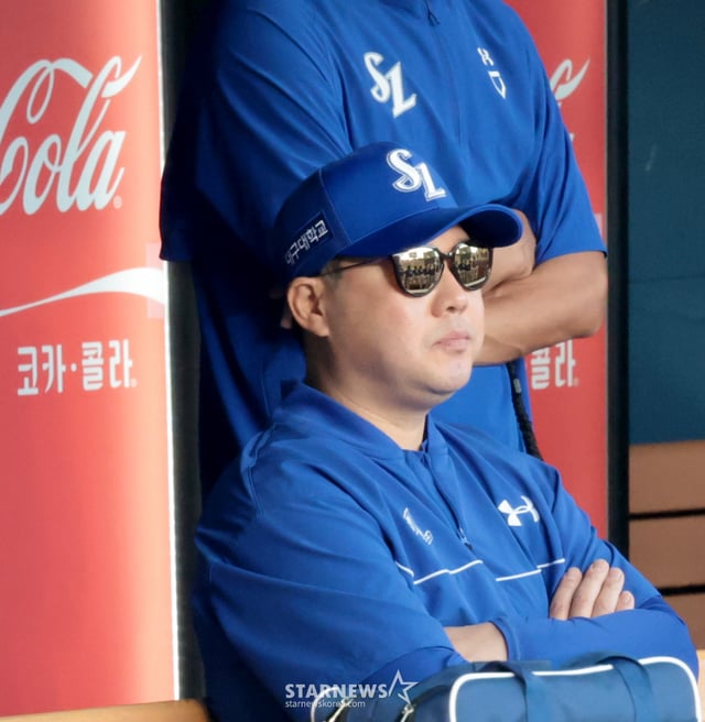 El entrenador Park Jin-man de Samsung dirige el partido entre los Samsung Lions y los LG Twins de la Liga KBO 2026 celebrado el día 6 en el estadio Jamsil. Samsung, cuyo lanzador abridor Hurodo permitió 4 carreras limpias en la parte baja del primer inning y se vio sacudido, encontró estabilidad después y continuó con un gran desempeño, mientras que su alineación ofensiva explotó y revirtió el partido con un marcador de 7-4 en la parte baja del sexto inning. . 2026.09.06. El entrenador Park Jin-man de Samsung dirige el partido entre los Samsung Lions y los LG Twins de la Liga KBO 2026 celebrado el día 6 en el estadio Jamsil. Samsung, cuyo lanzador abridor Hurodo permitió 4 carreras limpias en la parte baja del primer inning y se vio sacudido, encontró estabilidad después y continuó con un gran desempeño, mientras que su alineación ofensiva explotó y revirtió el partido con un marcador de 7-4 en la parte baja del sexto inning. . 2026.09.06. /Foto=Kang Young-jo cameratalks@