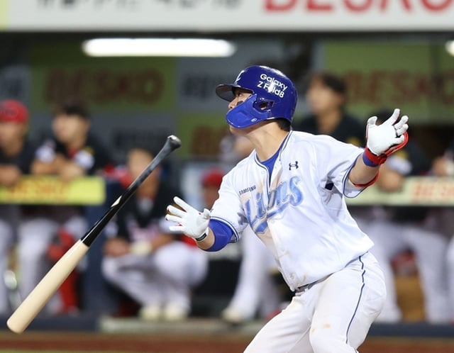 Park Seung-gyu observa un jonrón. /Foto=Samsung Lions