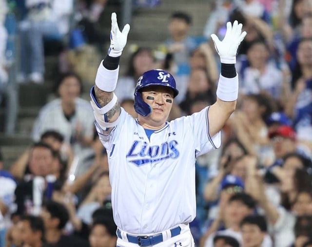 Choi Hyung-woo realizando una ceremonia tras el sencillo impulsivo. /Foto=Samsung Lions