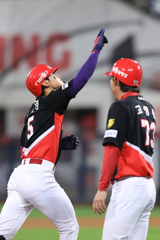 Kim Do-young (a la izquierda) realizando una ceremonia tras conectar su jonrón número 40. /Foto=KIA Tigers