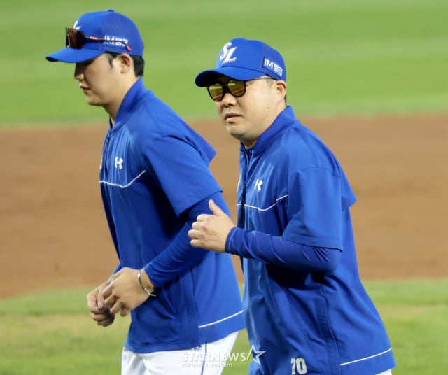 三星(サムスン)の朴ジンマン監督が6日、蚕室(チャムシル)野球場で行われた2026KBOリーグの三星ライオンズとLGツインズの試合6回表、投球数100個に達したフラドと話を交わすためにマウンドを訪れている。 2026.09.06./写真=カン·ヨンジョ cameratalks@