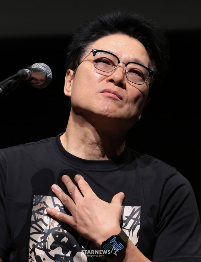 (서울=뉴스1) 권현진 기자 = 가수 안치환이 8일 오후 서울 마포구 성미산로 연남스페이스에서 열린 정규 15집 '시즈 더 데이'(Seize the day) 미디어 쇼케이스에서 취재진 질문에 답하고 있다. 2026.9.8/뉴스1 Copyright © 뉴스1. All rights reserved. 무단 전재 및 재배포, AI학습 이용 금지. /사진=(서울=뉴스1) 권현진 기자