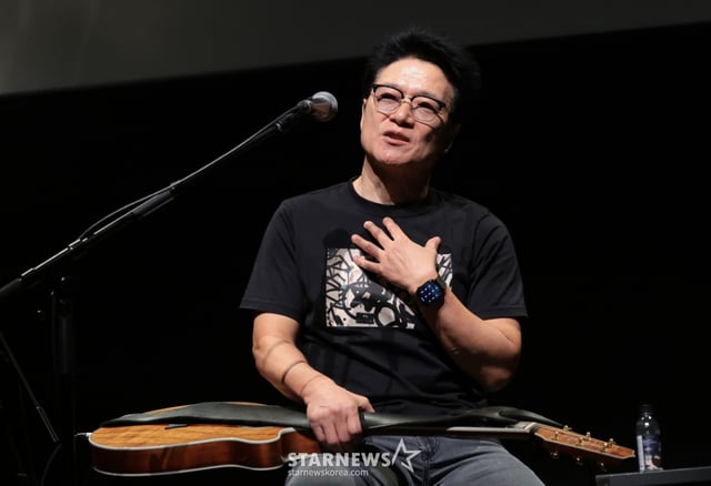 (서울=뉴스1) 권현진 기자 = 가수 안치환이 8일 오후 서울 마포구 성미산로 연남스페이스에서 열린 정규 15집 '시즈 더 데이'(Seize the day) 미디어 쇼케이스에서 취재진 질문에 답하고 있다. 2026.9.8/뉴스1 Copyright © 뉴스1. All rights reserved. 무단 전재 및 재배포, AI학습 이용 금지. /사진=(서울=뉴스1) 권현진 기자