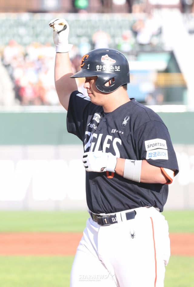 Noh Si-hwan de los Hanwha Eagles celebra con una ceremonia tras conectar un hit de carrera en la parte superior del primer inning, con un out y corredores en segunda base, durante el partido contra Lotte Giants celebrado el día 5 en el estadio Sajik de Busan. /Foto=corresponsal jefe Kim Jin-kyung