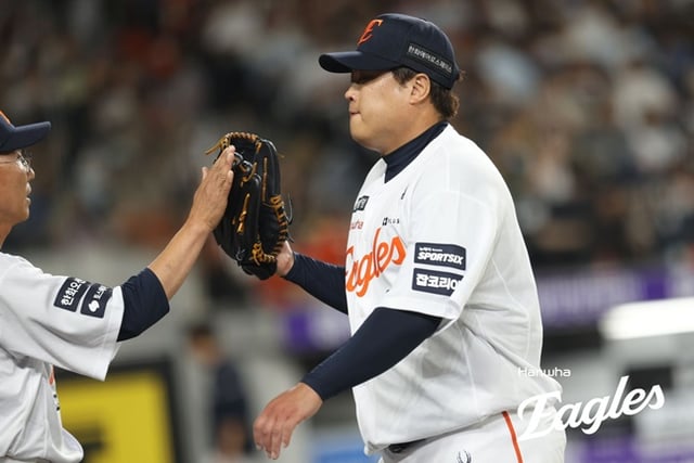 한화 이글스 류현진(오른쪽)이 8일 대전 한화생명볼파크에서 열린 두산 베어스와 2026 신한 SOL KBO리그 홈경기에 선발 등판해 이닝을 마치고 코치진의 환영 속에 더그아웃으로 향하고 있다. /사진=한화 이글스 제공