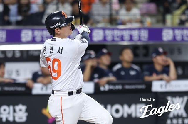 한화 이글스 허인서가 8일 대전 한화생명볼파크에서 열린 두산 베어스와 2026 신한 SOL KBO리그 홈경기에서 2회말 선제 투런 홈런을 날리고 타구를 바라보고 있다. /사진=한화 이글스 제공