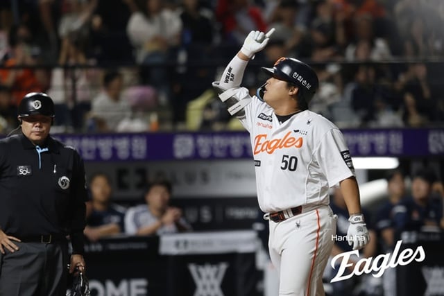 한화 이글스 강백호(오른쪽)가 8일 대전 한화생명볼파크에서 열린 두산 베어스와 2026 신한 SOL KBO리그 홈경기에서 3회말 시즌 30번째 홈런을 날리고 세리머니를 하고 있다. /사진=한화 이글스 제공