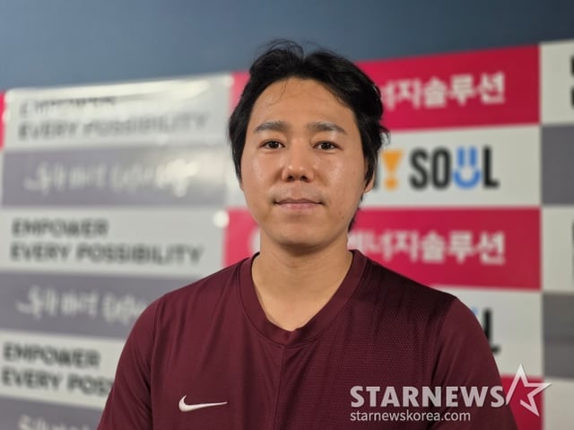 Ha Young-min của Kiwoom đã trả lời phỏng vấn với các nhà báo sau khi trở thành cầu thủ ném bóng chiến thắng trong trận đấu LG tại Jamsil ngày 8. /ảnh=phóng viên Kim Dong-yoon