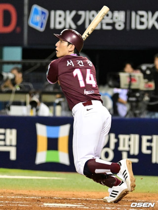 Kiwoom's Seo Geon-chang hit a single during the the 8th game against LG at Jamsil.