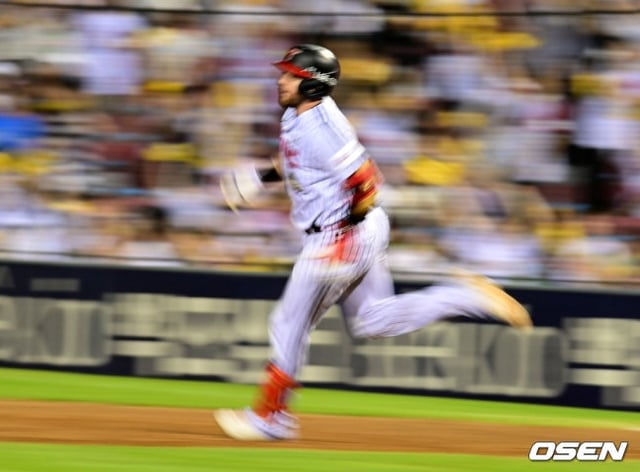 LG's Austin Dean hit a single during the the 8th game against Kiwoom at Jamsil.