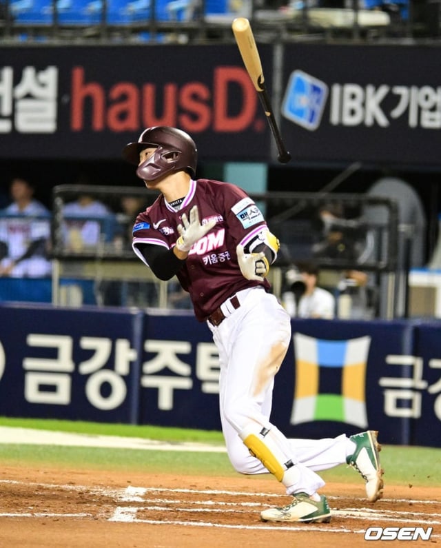 Kiwoom's Kwon Hyuk-bin hit a single during the the 8th game against LG at Jamsil.