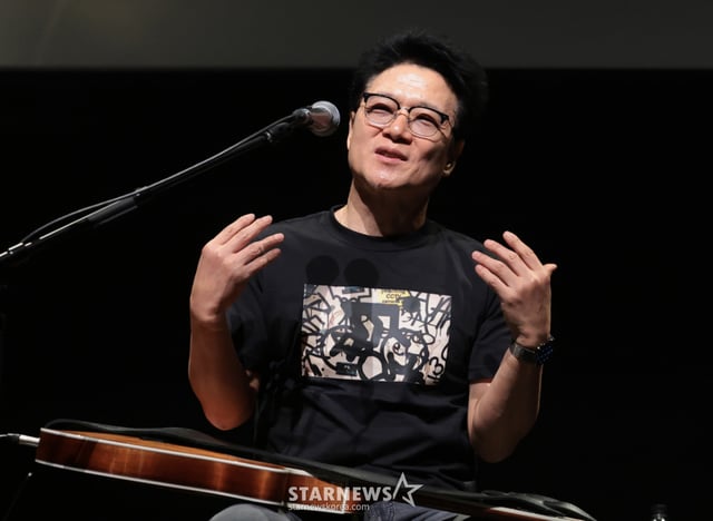 (서울=뉴스1) 권현진 기자 = 가수 안치환이 8일 오후 서울 마포구 성미산로 연남스페이스에서 열린 정규 15집 '시즈 더 데이'(Seize the day) 미디어 쇼케이스에서 취재진 질문에 답하고 있다. 2026.9.8/뉴스1 Copyright © 뉴스1. All rights reserved. 무단 전재 및 재배포, AI학습 이용 금지. /사진=(서울=뉴스1) 권현진 기자