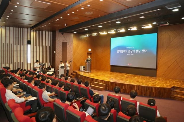 지난달 롯데웰푸드 양평동 본사 대강당에서 서정호 롯데웰푸드 대표이사가 전사 타운홀 미팅을 진행하고 있다. /사진제공=롯데웰푸드