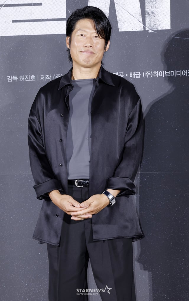 배우 유해진이 10일 서울 용산구 CGV아이파크몰에서 진행된 영화 '암살자(들)' 제작보고회에 참석해 포즈를 취하고 있다. /2026.08.10 /사진=김휘선 hwijpg@