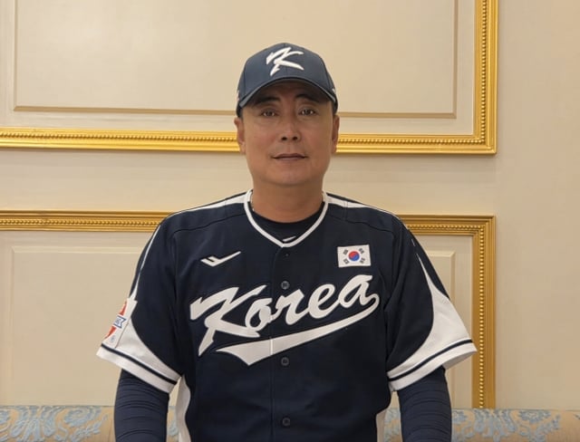 정윤진 U-18 야구대표팀 감독이 7일 대만과  아시아청소년야구선수권대회 조별리그 1차전에서 승리한 뒤 취재진과 인터뷰를 하고 있다. /사진=공동취재단