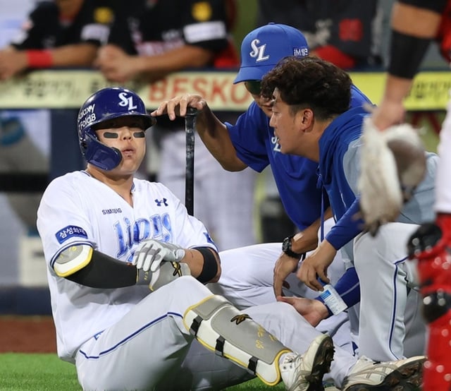 On the 8th, during the Daegu KIA game, Samsung trainers are checking Ryu Ji-hyuk's (left) condition. /Photo=Samsung Lions