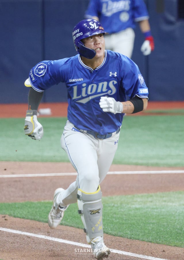 The 2026 Shinhan SOL KBO League match between Kiwoom Heroes and Samsung Lions was held on the 26th at Gocheok Sky Dome in Seoul. Samsung's Ryu Ji-hyuk is seen sprinting after hitting powerfully. /Photo=Chief correspondent Kim Jin-kyung kim.jinkyung@