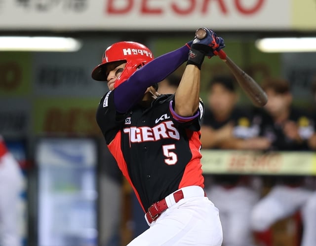 Kim Do-young of KIA Tigers batting during an away game against Samsung Lions on the 8th. /Photo=KIA Tigers