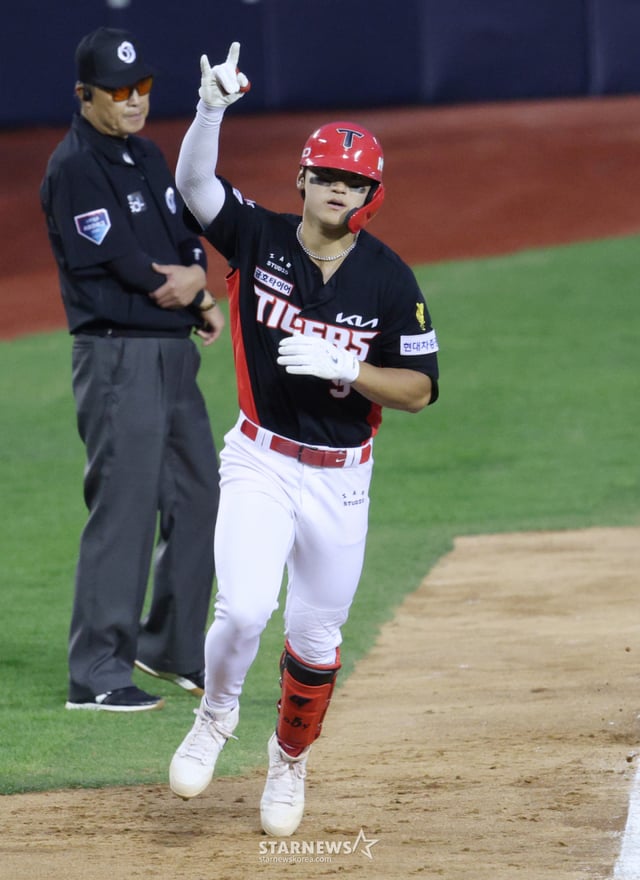 The 2026 Shinhan SOL KBO League Doosan Bears vs. KIA Tigers game was held at Seoul Jamsil Baseball Stadium on the 18th. KIA's Kim Do-young hits a go-ahead two-run home run against Doosan's Kim Taek-yeon in the bottom of the eighth inning with one out and runners on second base, as he rounds the bases. /Photo=Chief correspondent Kim Jin-kyung kim.jinkyung@