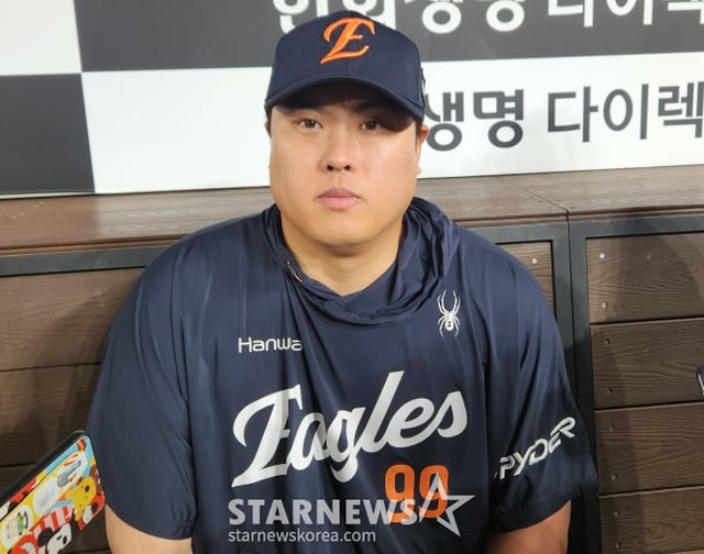 한화 이글스 류현진이 8일 대전 한화생명볼파크에서 열린 두산 베어스와 2026 신한 SOL KBO리그 홈경기에 선발 등판해 승리를 챙긴 뒤 취재진과 인터뷰를 하고 있다. /사진=안호근 기자