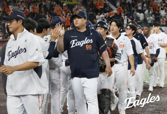 한화 이글스 류현진(가운데)이 8일 대전 한화생명볼파크에서 열린 두산 베어스와 2026 신한 SOL KBO리그 홈경기에 선발 등판해 승리를 챙긴 뒤 선수들과 하이파이브를 하고 있다. /사진=안호근 기자