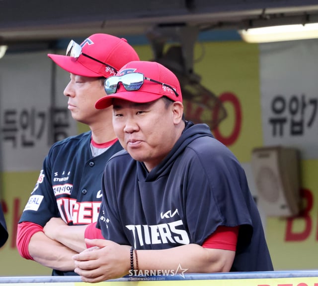 Kia manager Lee Beom-ho smiles at someone during the 2026 KBO League match between Samsung Lions and Kia Tigers at Daegu Samsung Lions Park on July 30, 2026. /Photo=Senior reporter Kang Young-jo cameratalks@