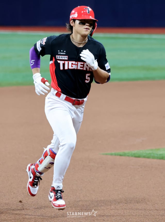 Kim Do-young is pictured running around the Gocheok Dome. /Photo=Senior reporter Kang Young-jo cameratalks@