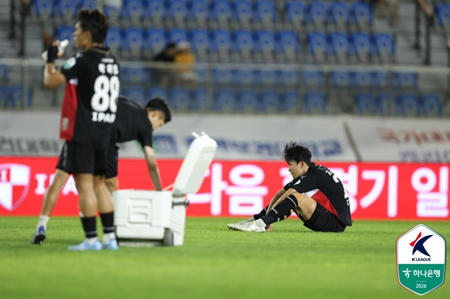 직전 안산 그리너스전 패배에 아쉬워하는 부산 아이파크 선수들. /사진=한국프로축구연맹 제공