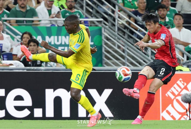 Lee Han-beom (right) heads the ball over South Africa's Aubrey Modiba. /Photo=Chief Correspondent Kim Jin-kyung